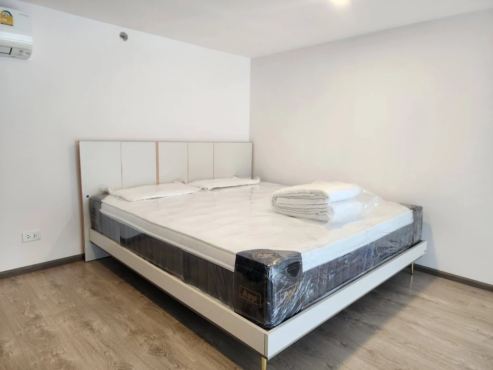 Condo for rent at SOHO Bangkok Ratchada. Nicely decorated unit with complete amenities. Book now, don't miss out!