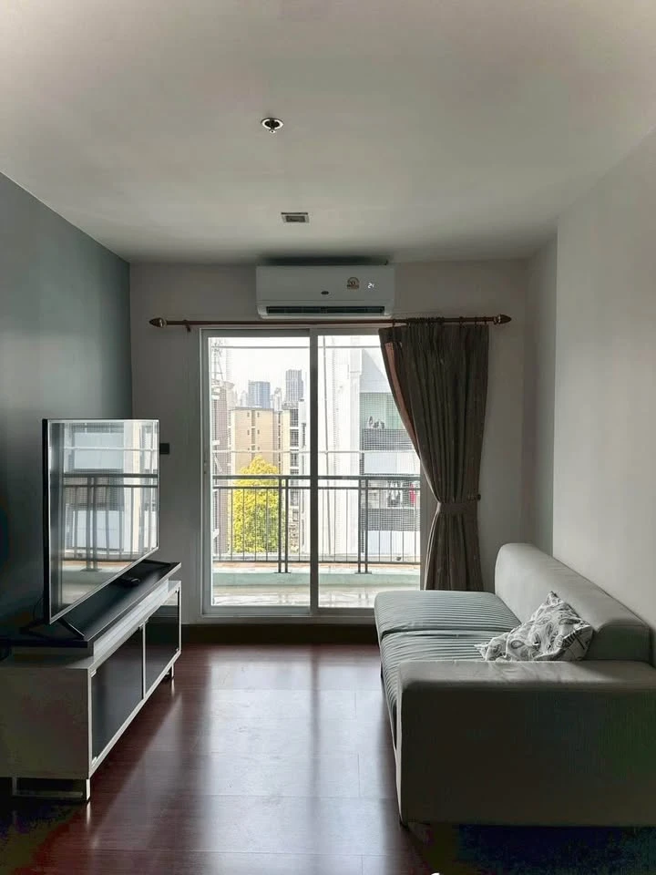 Condo for rent at The Next Sukhumvit 52. Corner unit offering privacy and spacious living area. Book now before it's too late!