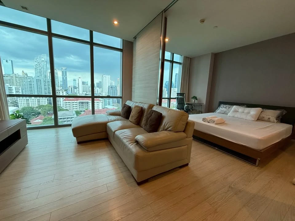 Condo for rent at The Room Sukhumvit 21. Ready to move in, spacious living area. Book now, don't miss out!