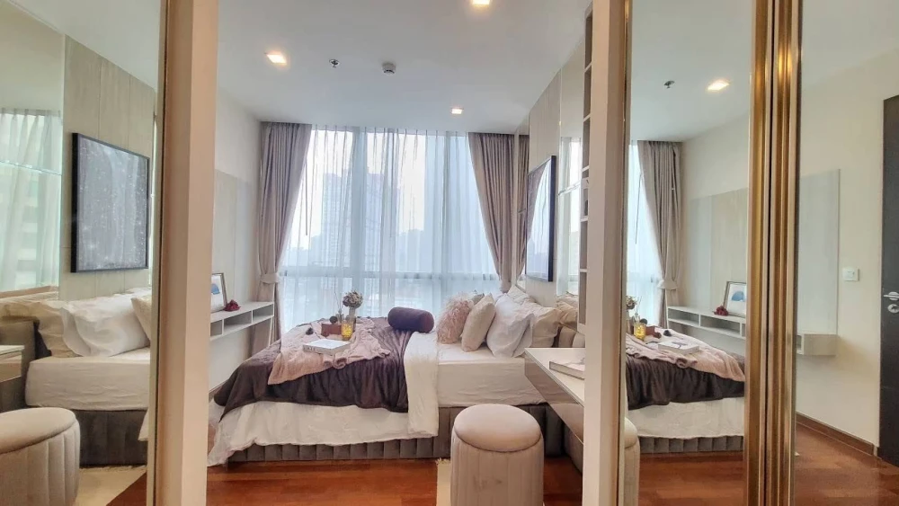 Condo for rent at Wish Signature Midtown Siam. Beautifully decorated unit with high-quality built-in furniture. Book now and don't miss this opportuni