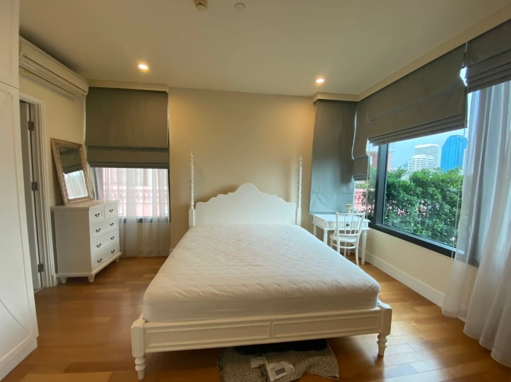 Urgent for rent !! Aguston Sukhumvit 22 Condo, beautiful room, fully furnished, near the train, reasonable price, don't wait !!