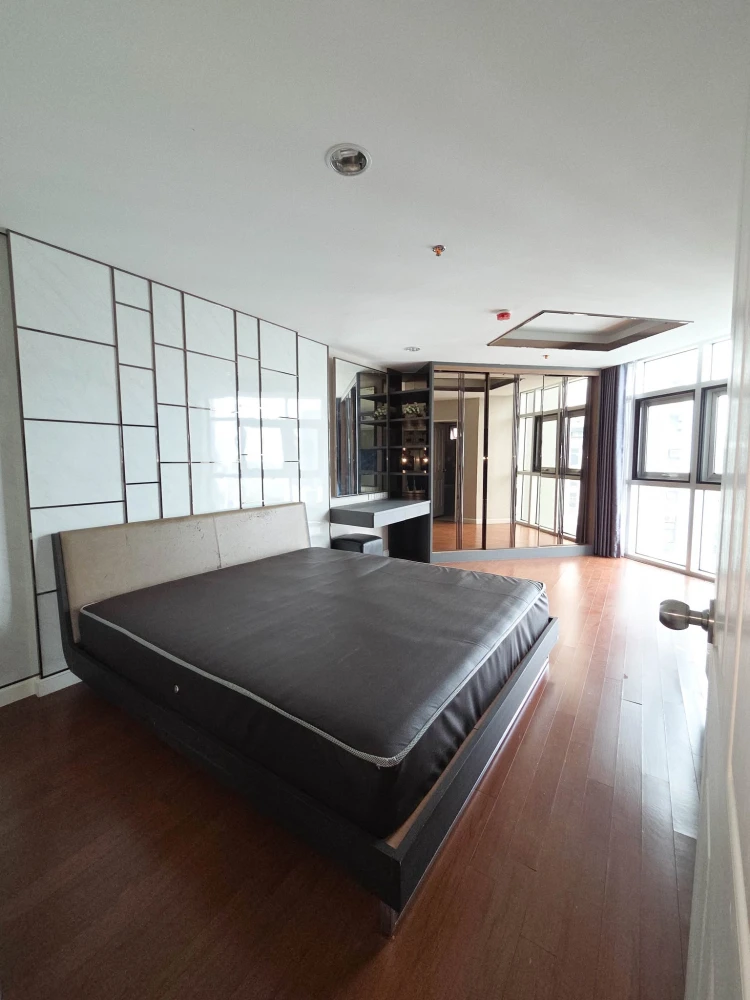 For rent immediately! Belle Grand Rama9 Duplex unit with spacious living area and complete amenities. Book now!