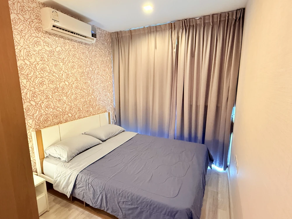 Urgently available for rent at Ideo Mobi Sukhumvit. Spacious room, high floor, great view, convenient and complete here. You must book now.
