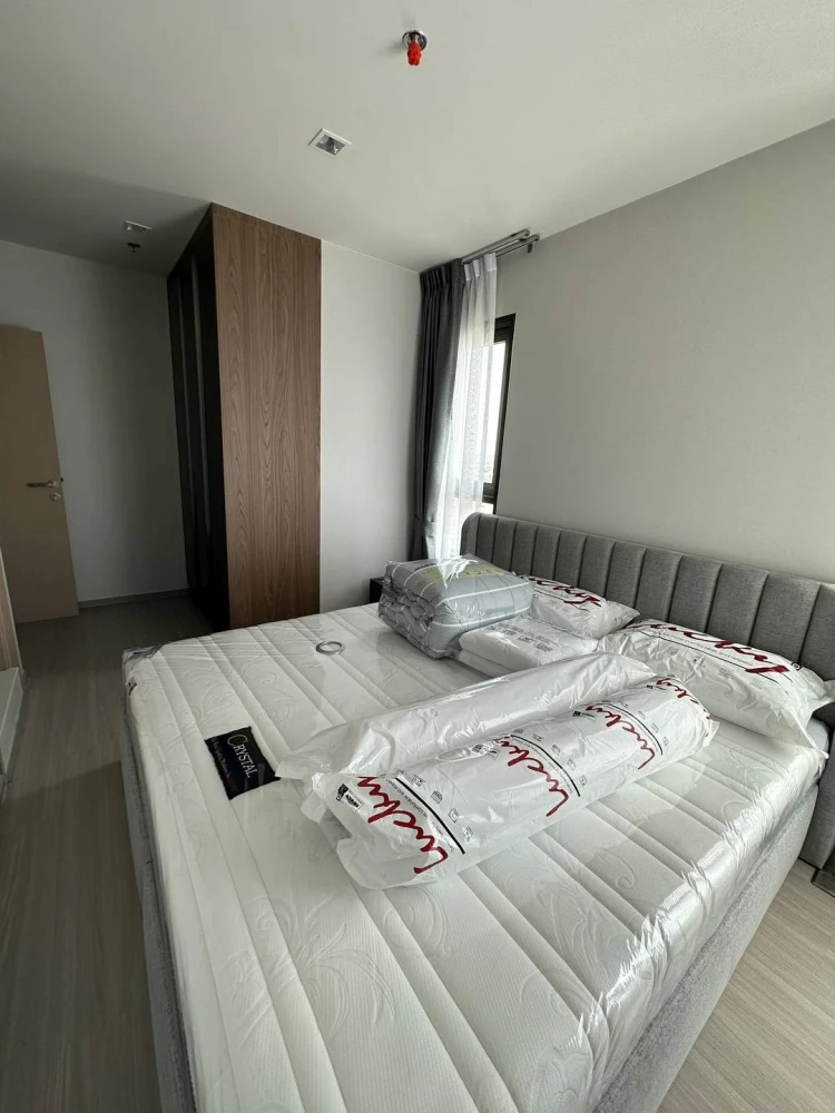 Rent now! Life Sathorn-Sierra, ready-to-move-in unit with spacious living area and complete amenities. Book now, don't miss out!