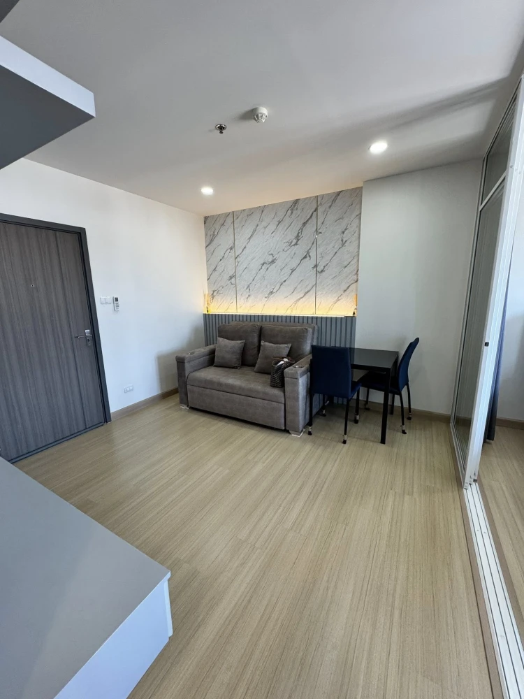 For rent immediately! Supalai Veranda Ramkhamhaeng, beautifully decorated unit on the 27th floor with Osotspa view. Lovely built-in furniture. Book no
