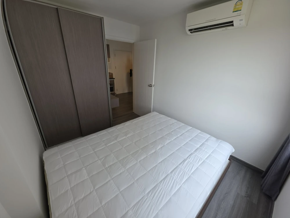 For rent immediately! The Trust @ BTS Erawan, ready-to-move-in unit, 20th floor, high floor with great view. Convenient and complete amenities. Don't