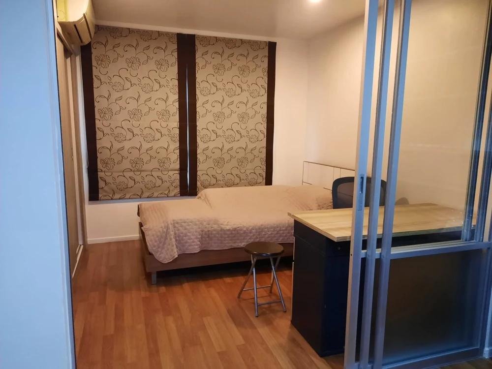 Beautiful, new condo for rent at Lumpini Place Borommaratchachonnani Pinklao. Very livable!