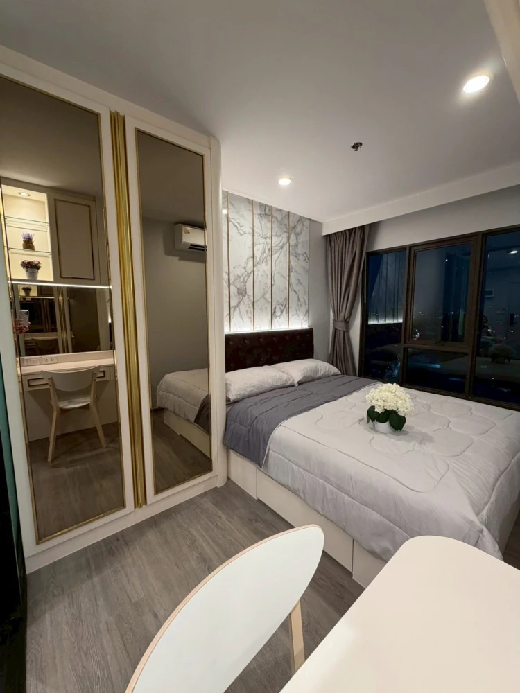 Luxurious, fully furnished built-in condo for rent at Regent Home Wutthakat, 16th floor, Building A. Beautiful view overlooking the Phra Pathom Chedi.