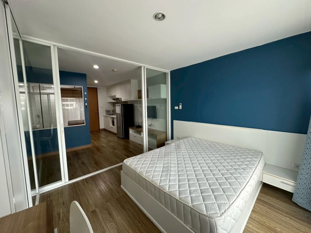 For rent: Grene Suthisan, 4th floor room, not cramped, blue tone room, calm and relaxing. If you don't book, you'll miss out!