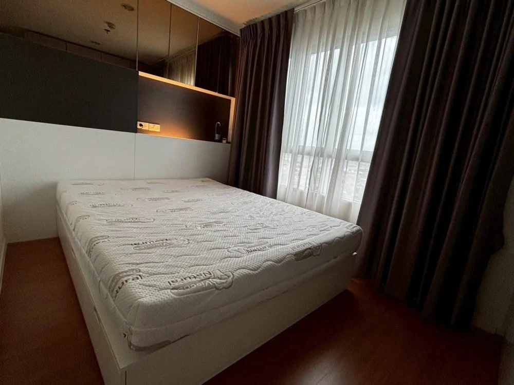 For rent or sale: Lumpini Park Rattanathibet-Ngamwongwan. Corner unit offering privacy and spacious living area. Book now!