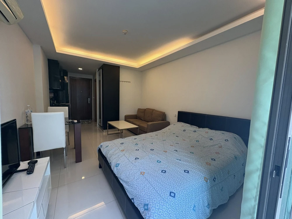 For rent: Club Royal Wongamat (North Pattaya), studio room 25 sq m., fully furnished, just bring your own furniture and move in.