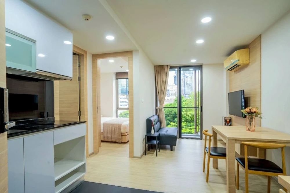For rent: Class Condo Silom, fully furnished, with a view of the green area, very comfortable to the eyes, ready to book now.