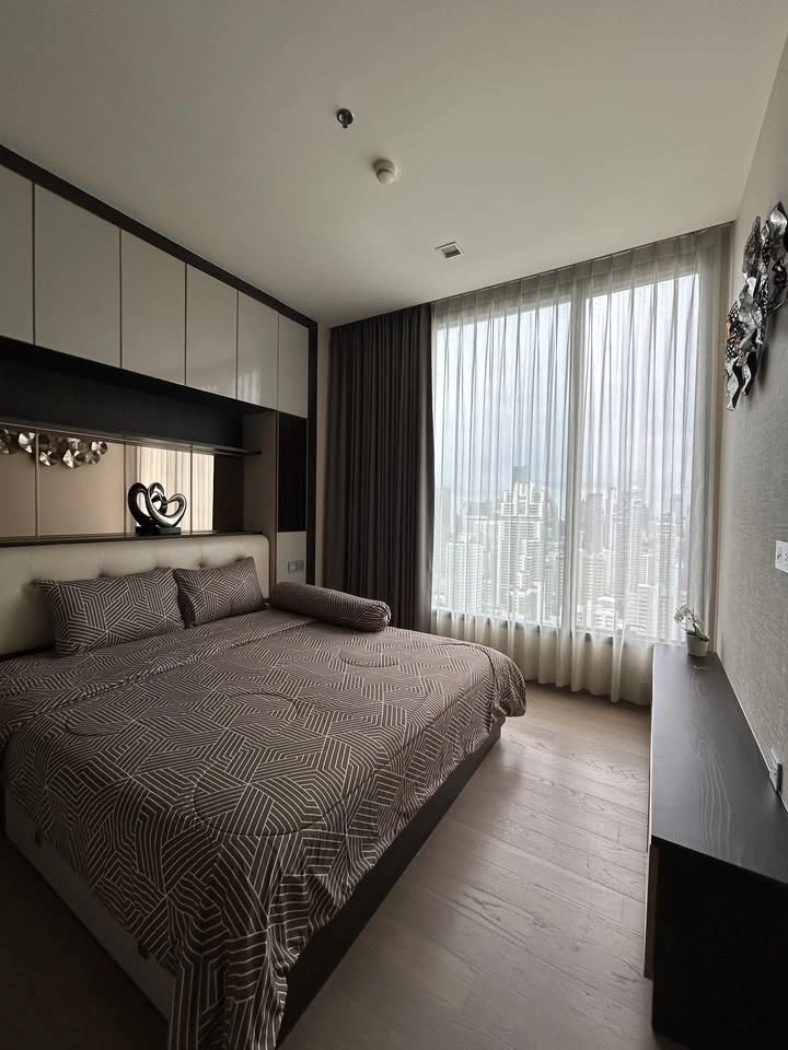 Condo for rent, The Es Asoke, fully furnished, ready to move in, complete with built-in furniture, 32nd floor, high view, book now.