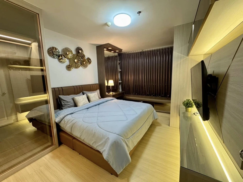 Condo for rent Supalai Veranda Rama 9, beautifully decorated room, built-in furniture throughout the room. You'll regret not booking it.