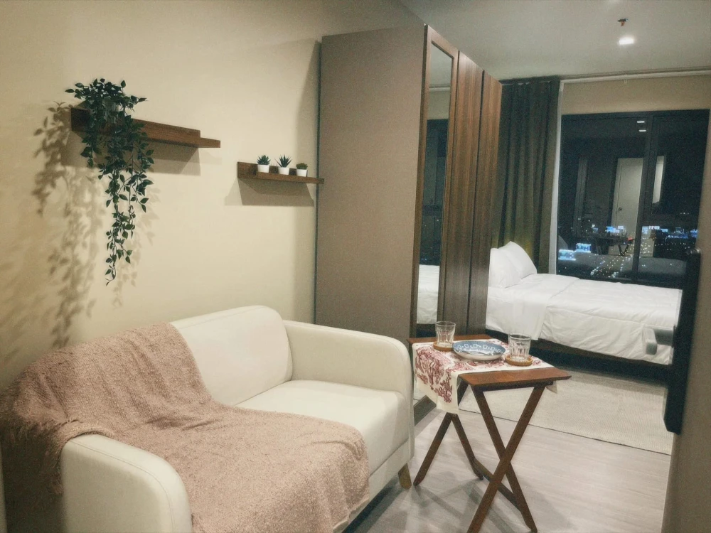 For rent: Condo Life Asoke Hype, studio room, 35th floor, high view, complete here, just come with your belongings and you can move in.