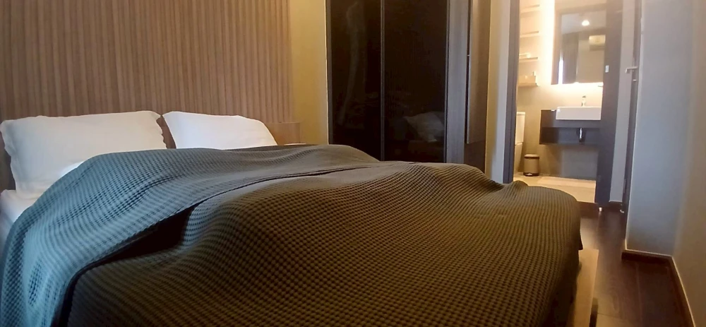 For rent!! Condo C Ekkamai, 25th floor, luxury condo in the heart of the city. Beautiful room, fully furnished, ready to move in. Don't miss it!!