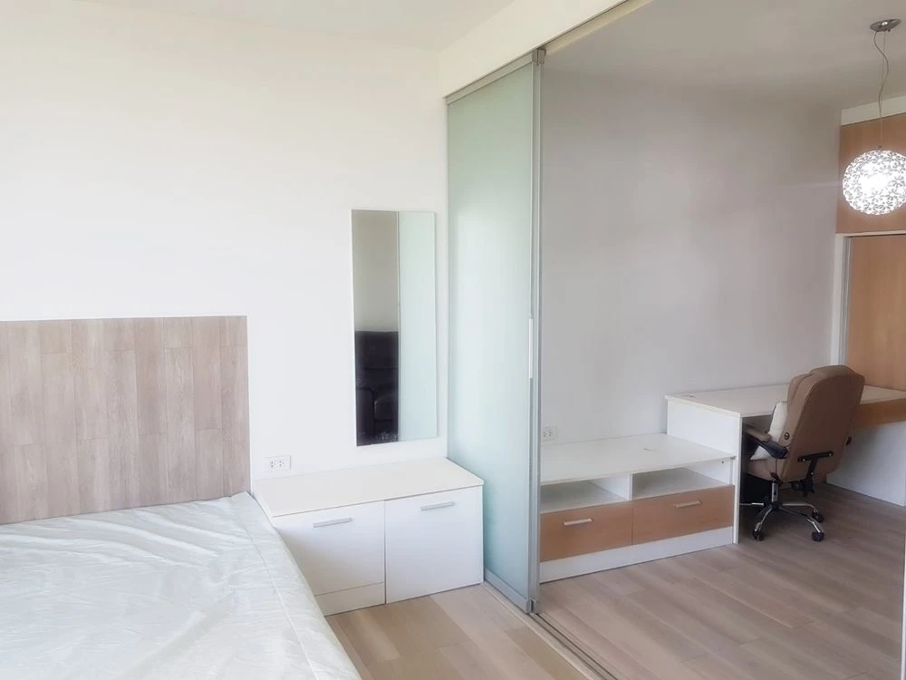 For rent!! Condo The Iris Rama 9-Srinakarin, 5th floor, Building E, full facilities, move in immediately, book now, don't miss out!!