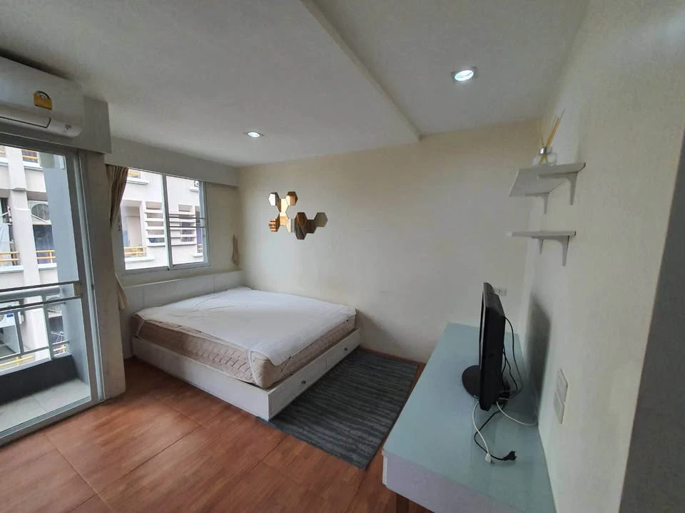 For rent: Boutique Ratchada 17 condo, studio room, 8th floor, corner unit for privacy. Great value! You absolutely can't miss this!
