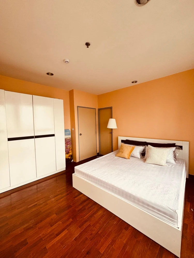 For rent!! Condo Pathumwan Resort, 33rd floor, beautiful condo, newly decorated, good location, convenient transportation, hurry up and book now!!