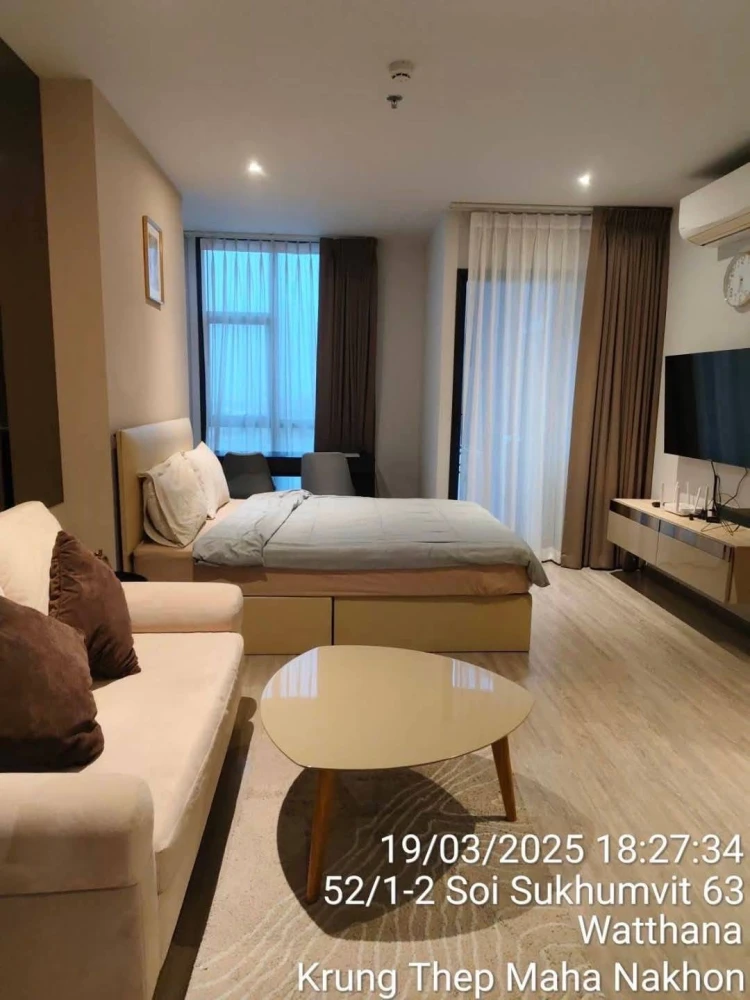 For rent!! Condo Rhythm Ekkamai, 24th floor, complete furniture and appliances, nice room, good location, don't miss it!!