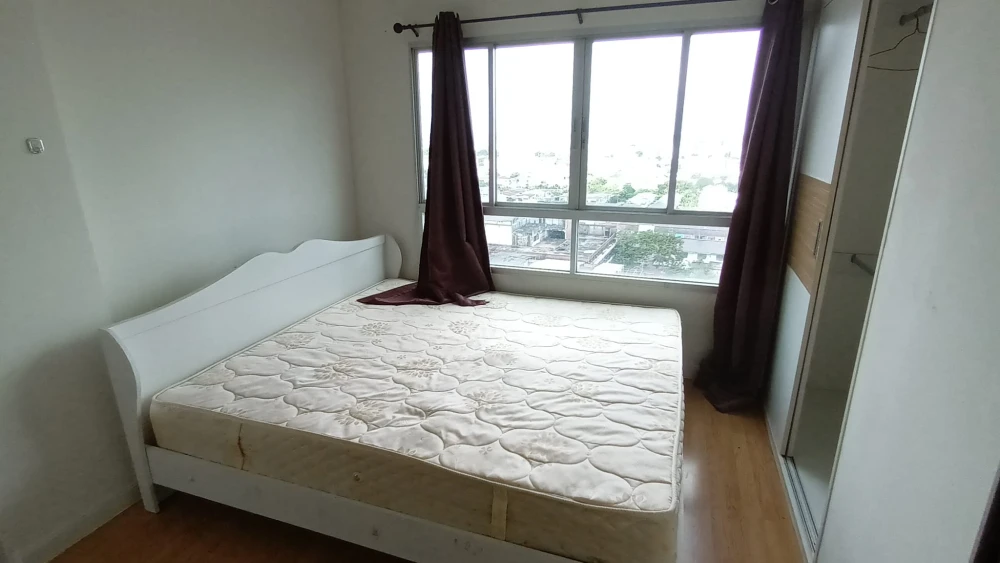 For rent!! Condo Lumpini Ville Lat Phrao-Chokchai 4, 12A floor, Building B, swimming pool view, beautiful room, good price, hurry and book now!!