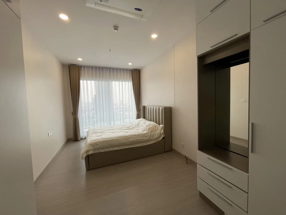 Condo for rent: Supalai Premier Si Phraya-Samyan. Spacious and comfortable unit with ample living space. Convenient and fully equipped.
