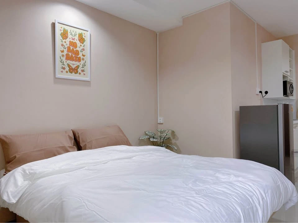 Condo for rent: Asakan Place Srinakarin, decorated in a cozy comfort style, focusing on practical furniture that doesn't weigh down the space. The roo