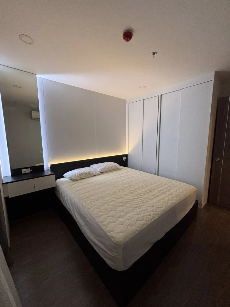 ให้เลยค่ะ 😊 คำแปลภาษาอังกฤษ:  **Condo for rent at Artisan Ratchada.** A beautiful, brand-new unit that has never been rented before. Fully furnished