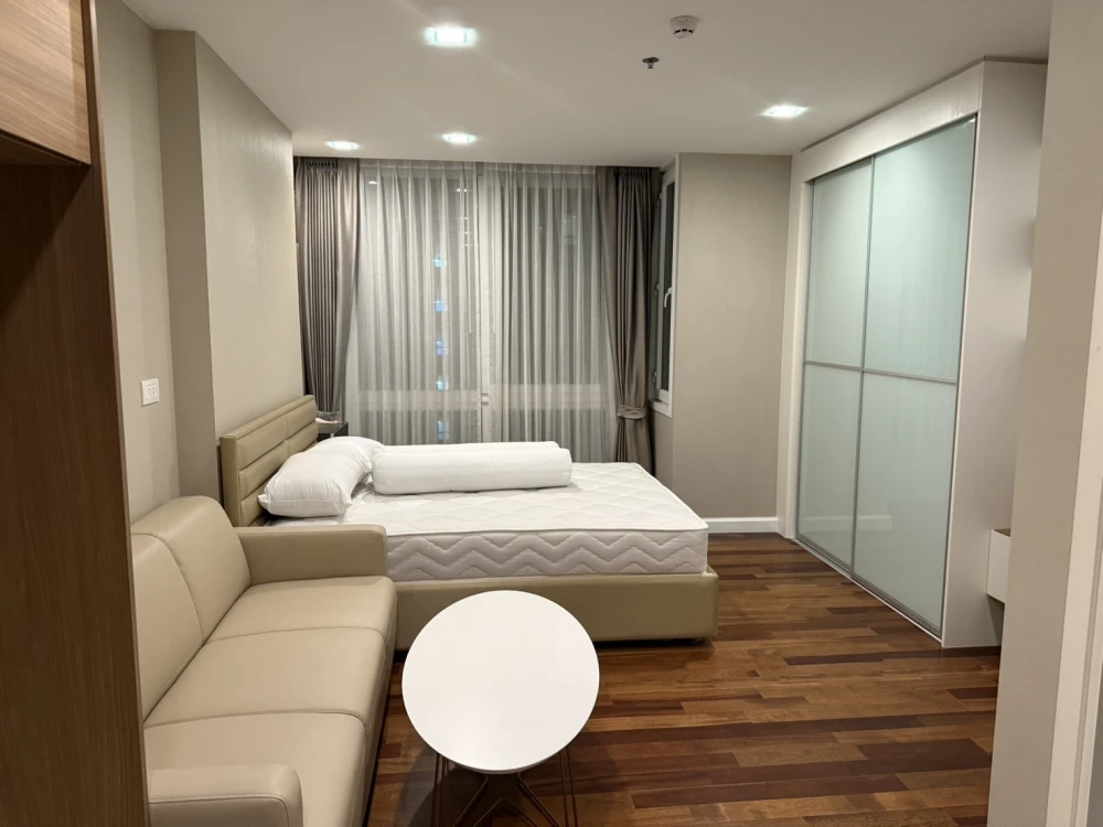 For rent!! Condo The Metropolis, 15th floor, Building A, beautiful room, convenient transportation, ready to move in, don't miss it!!