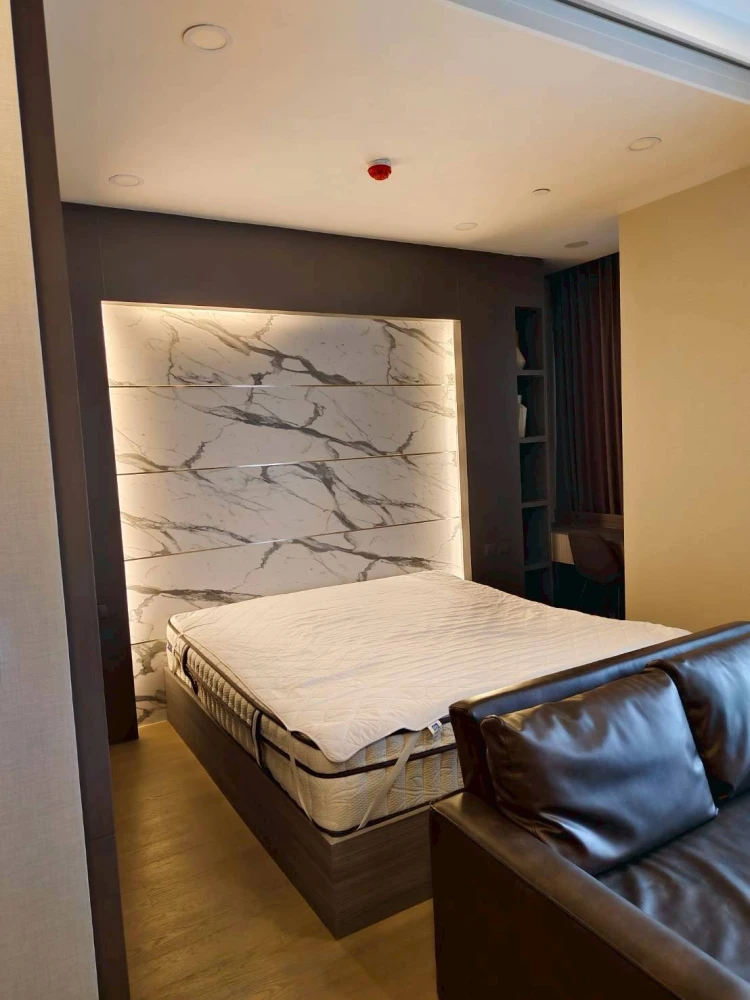 For rent!! Ashton Chula-Silom Condo, 33rd floor, beautiful room, great location, fully furnished, ready to move in! Don't miss out!!