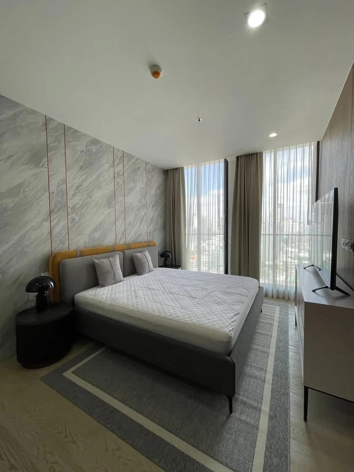 For rent Large and spacious condo at Noble Ploenchit, connected to Ploenchit BTS station, ready to move in