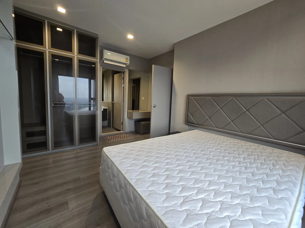 For rent: Politan Reef Condo, high floor unit with full amenities and river view. Just bring your suitcase and move in! Book now before it's too late!