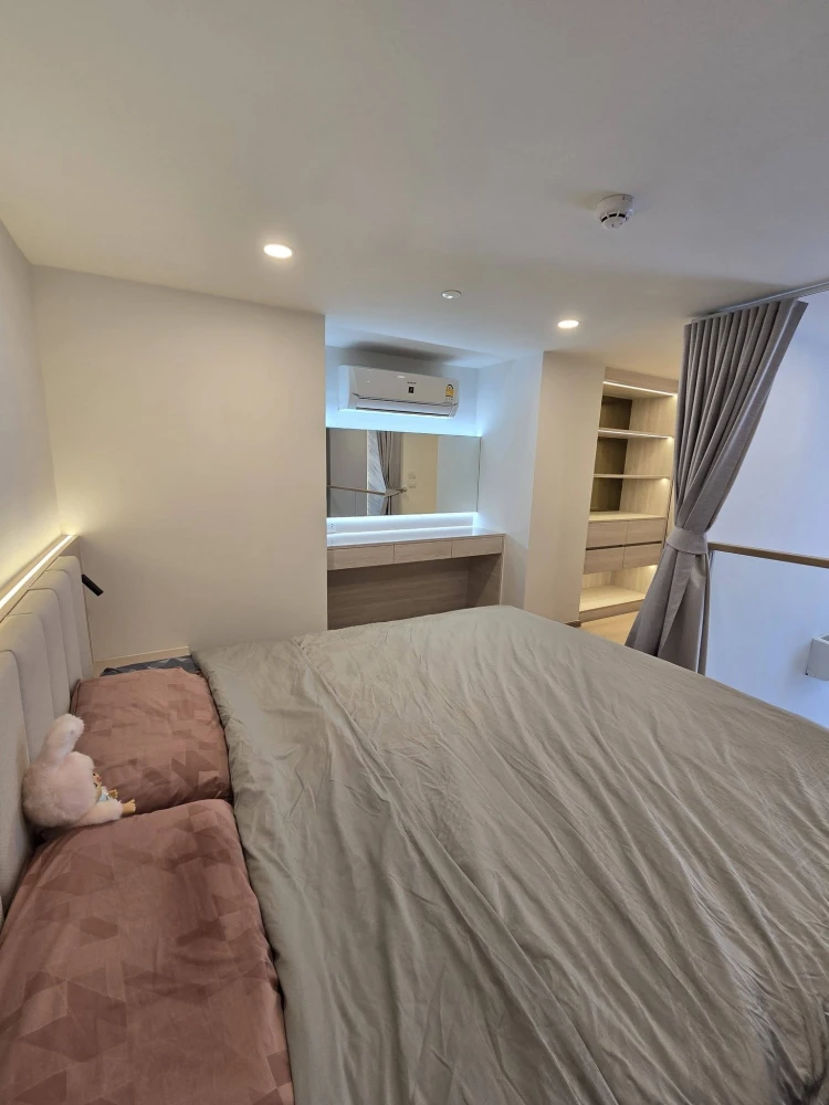 Condo for rent, Life Rama 4 Asoke, nice high floor room. Kitchen separated from living room, city view, room facing north. If you don't reserve like t