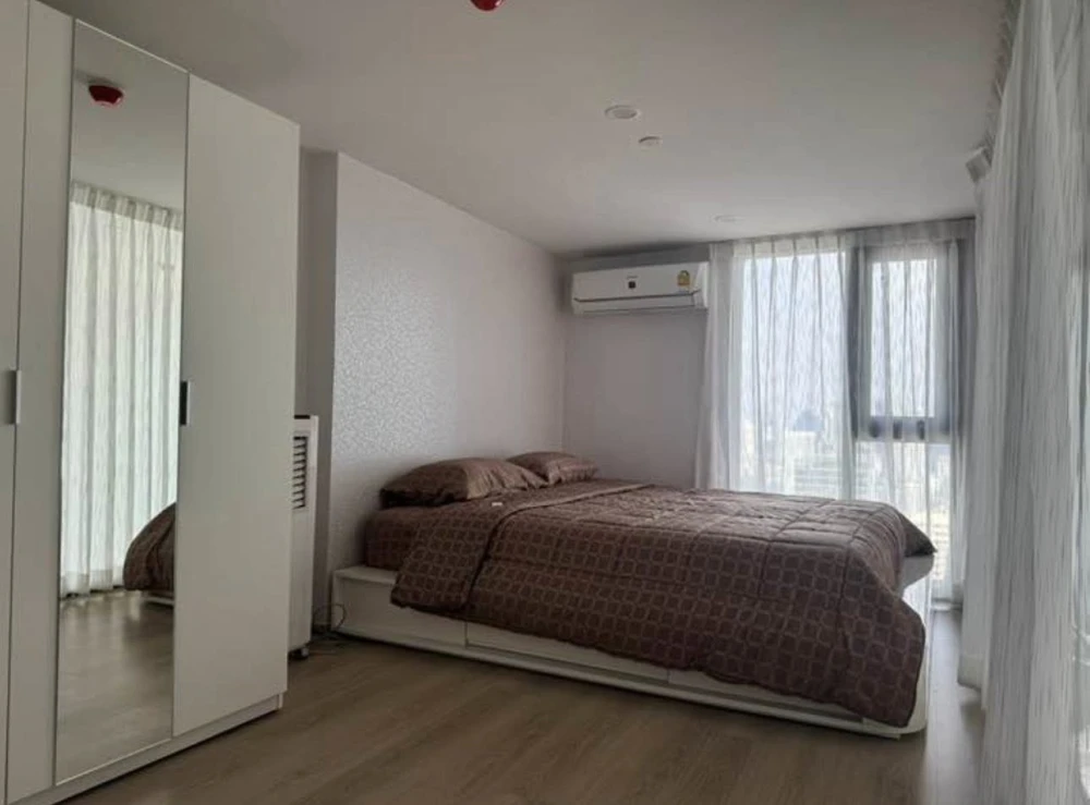 Condo for rent, Life Rama 4 - Asoke. Spacious room with ample living space and complete amenities. Book now!