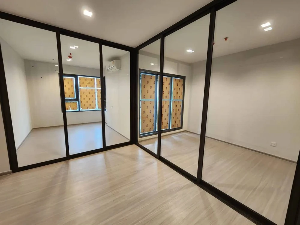 For rent!! Condo Life Sathorn - Sierra Condo near the BTS, convenient to travel into the city, complete lifestyle, hurry up and book now!!