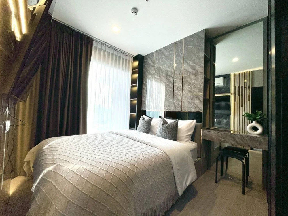 For Rent: Life Asoke Hype Condo, beautifully decorated unit with full built-in furniture, 26th floor, Asoke view overlooking the expressway. Book now