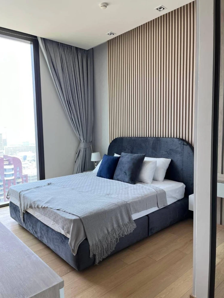 For rent: 28 Chidlom condo. Spacious unit with ample living space. Don't miss out!