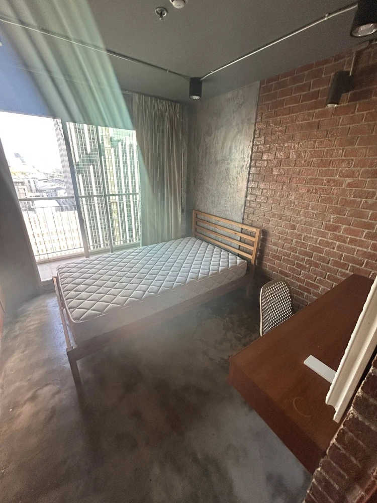 For rent: Lumpini Place Rama 9 condo, loft-style design, dark and cool, ideal height. Book now! Don't miss out!