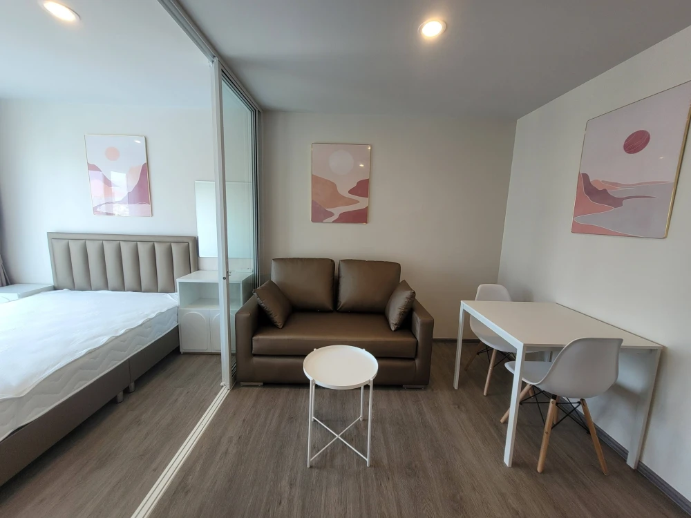 Condo for rent, Regent Home Bangna. Built-in cabinetry in living room and kitchen. Fully furnished. Don't miss out!