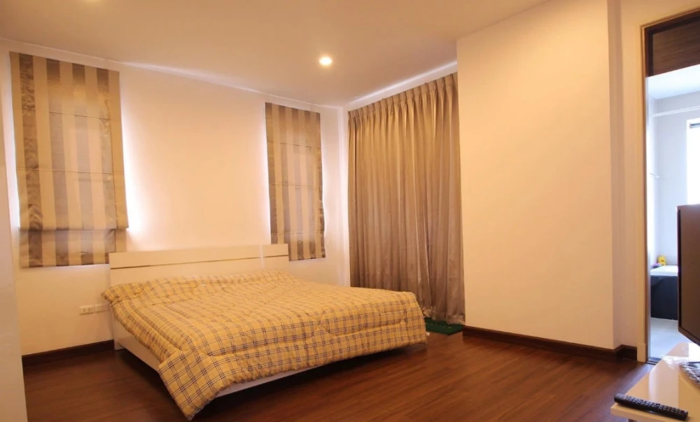 For rent: Supalai Premier Ratchathewi condo. Spacious and comfortable unit with ample living space. Convenient and fully equipped. Book now!