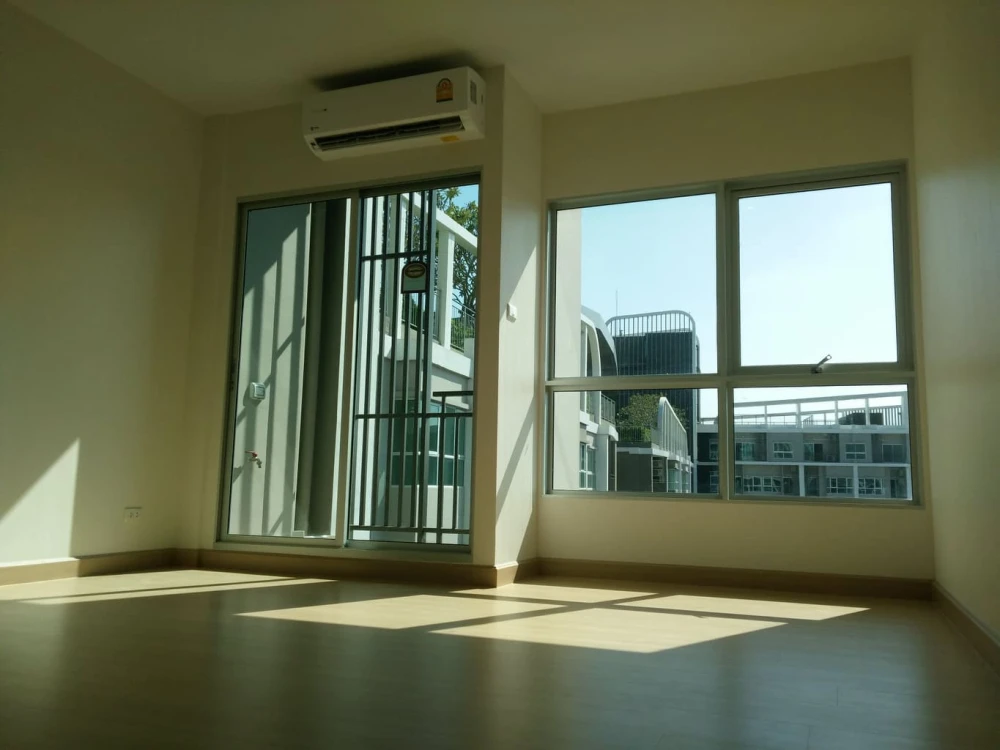Condo for sale or rent, Supalai Veranda Rama 9, empty room, 30th floor, swimming pool view, reasonable price, come and reserve now.