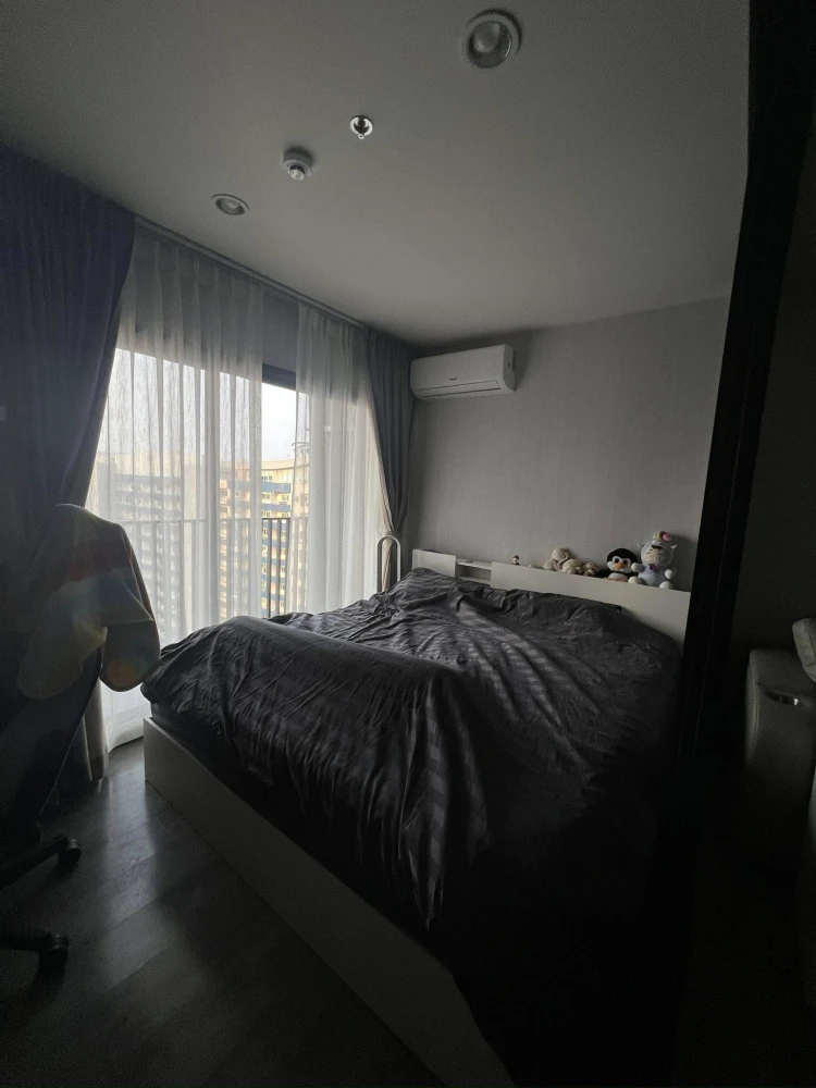 Condo for rent: The Line Vibe, 22nd floor, north side, view of Chang Building, cool air all day even in summer. Book now.