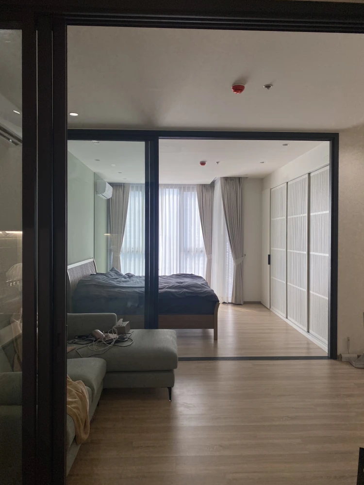 Condo for rent, XT Phayathai. Spacious, partitioned rooms with ample living space. Convenient and fully furnished. Book now!