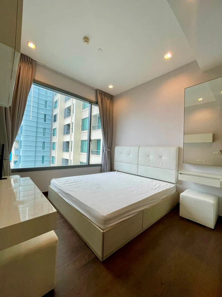 For rent: Q Asoke condo, 48 sq.m. corner unit, 2 bedrooms, 21st floor, south facing with pool view. Convenient and fully furnished.