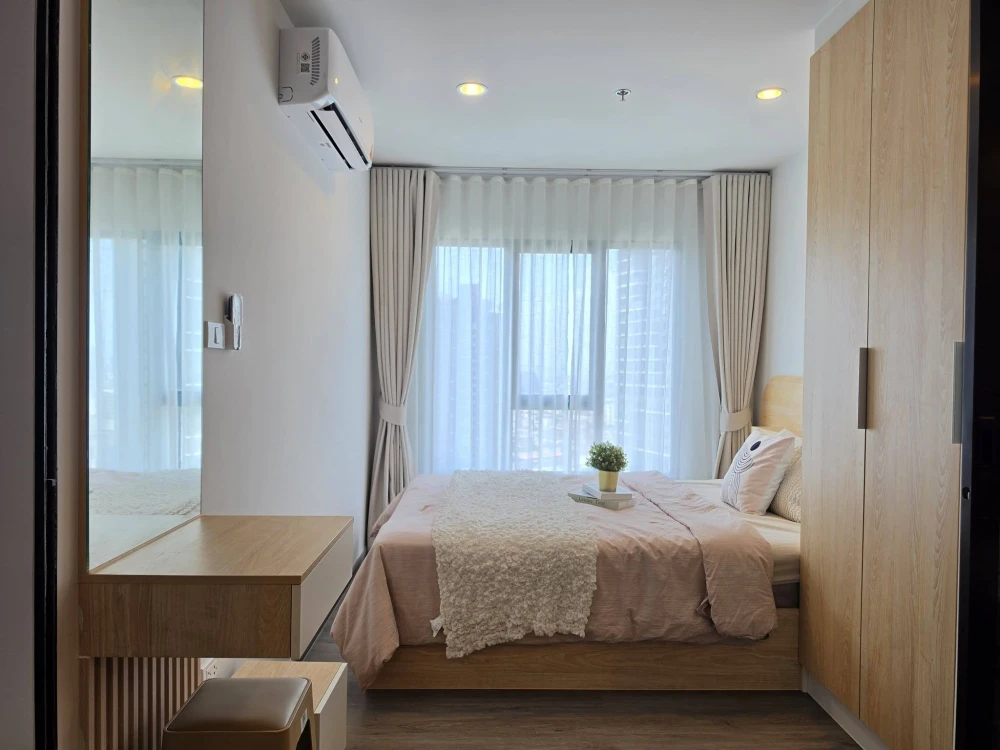 Condo for rent, Regent Home Wuttakat. Nicely decorated room with complete furniture and appliances. Ready to move in. Book now!