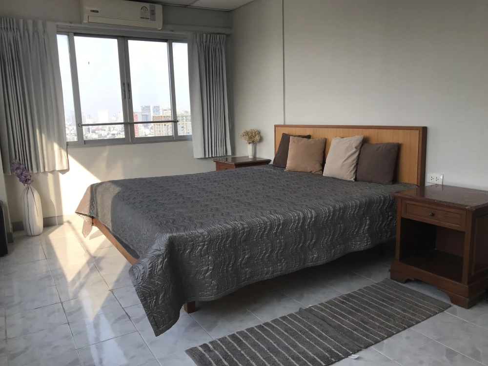 For rent: Commonwealth Condominium Pinklao, high floor unit, good ventilation, fully furnished. Book now!