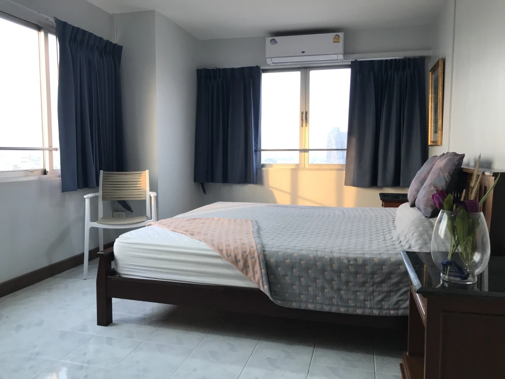For rent: Commonwealth Condominium Pinklao, ready-to-move-in unit on a high floor, spacious and comfortable. Book now!
