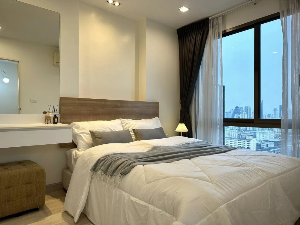 For rent: Casa Condo Asoke-Dindaeng. Nicely decorated unit with complete furniture and appliances. Just bring your belongings and move in! Don't miss
