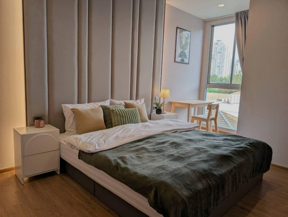 For rent, Q Prasanmit, room is not hot, beautiful view, wallpaper all over the room, bedroom decorated with awesome built-ins, very worth booking