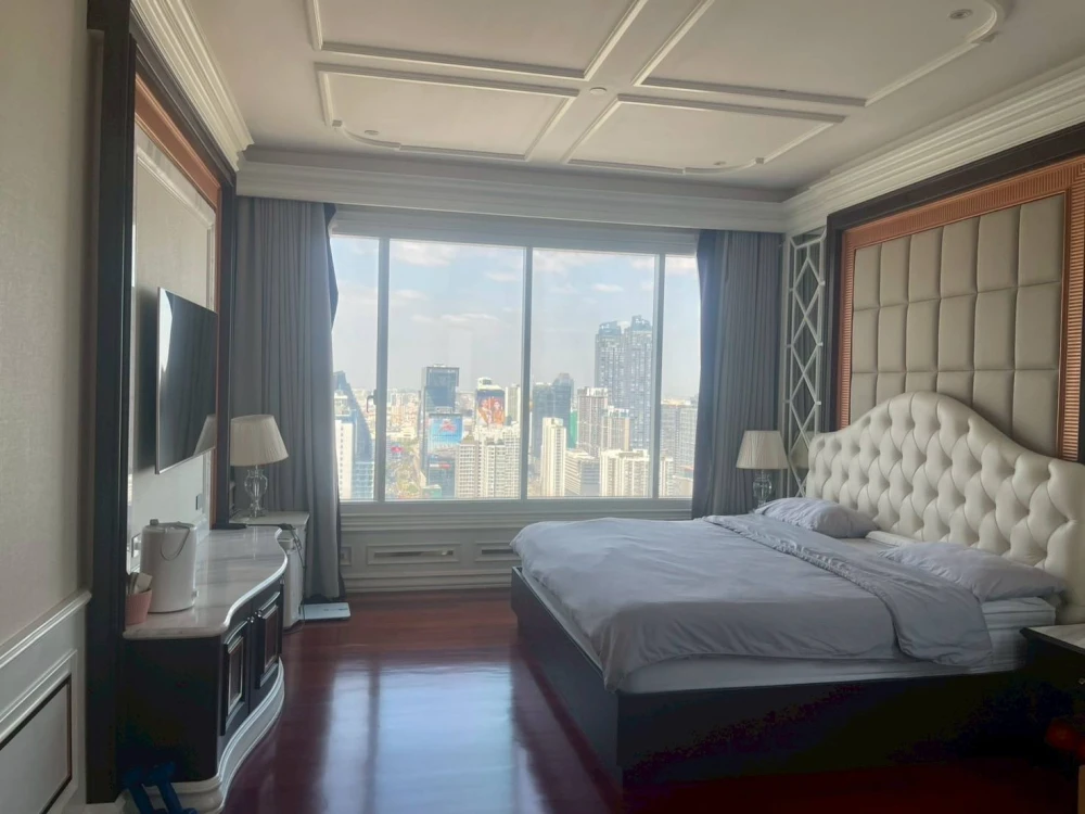 For rent or sale:Q Asoke,penthouse room,very large,very high floor,decorated as luxuriously as a 5-star hotel. Book now and you won't be disappointed.